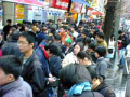 ▲初詣の賑わいかと思えるほどの人並み！ TrTranslation: The crowd is so big that you might think it's a New Year's shrine visit!