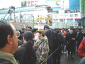 店のウラにまで大行列が！！店の人には迷惑かけたな。おじさんも興味津々だ！ TrTranslation: The line's reaching as far as the store's backside!! It's troublesome for shoppers. Gramps seems curious, too!
