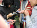 ▲見知らぬ人同士が通信ケーブルを通じてつながっていきます。 TrTranslation: Strangers connecting with each other through communication cables.