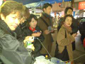 温かいお茶を手にすると雨もあがった。うーん、素晴らしい。 TrTranslation: The rain cleared up as I grabbed some warm tea. Hmm, pleasant.