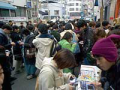 ▲スタッフとの「アミーゴ」終了後もみんなでアミーゴ！店頭はマジバケユーザーでいっぱい！ TrTranslation: Even after Amigo-ing with the staff, everyone's still becoming Amigos! The storefront is full of MagiVaca users!
