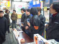 スタッフの友人達も激励に！感謝感激でございます！ TrTranslation: Friends of the staff are also offering encouragement! We can't thank them enough!